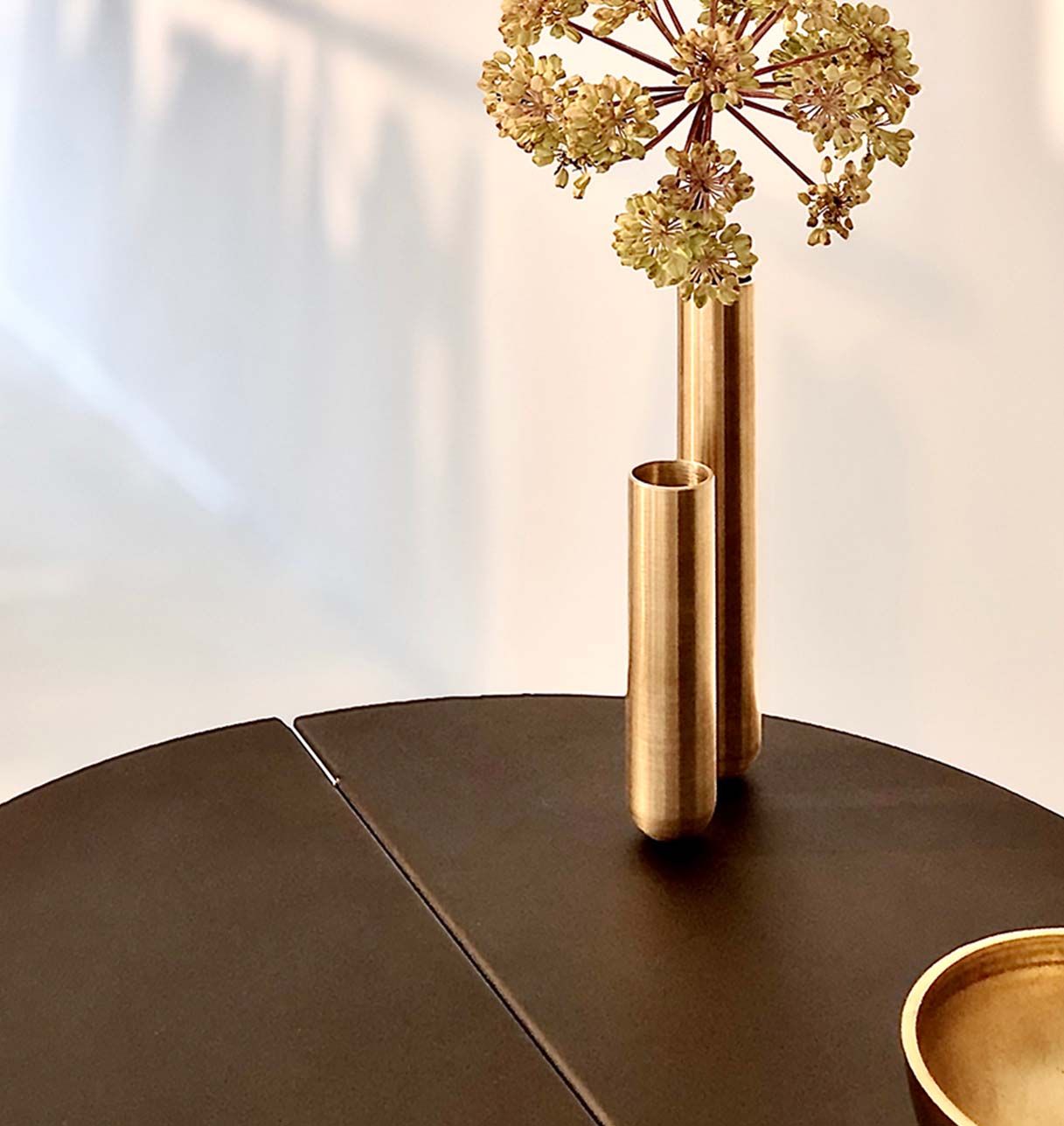 Pareja de "Soliflores" en Latón o Metal Lacado