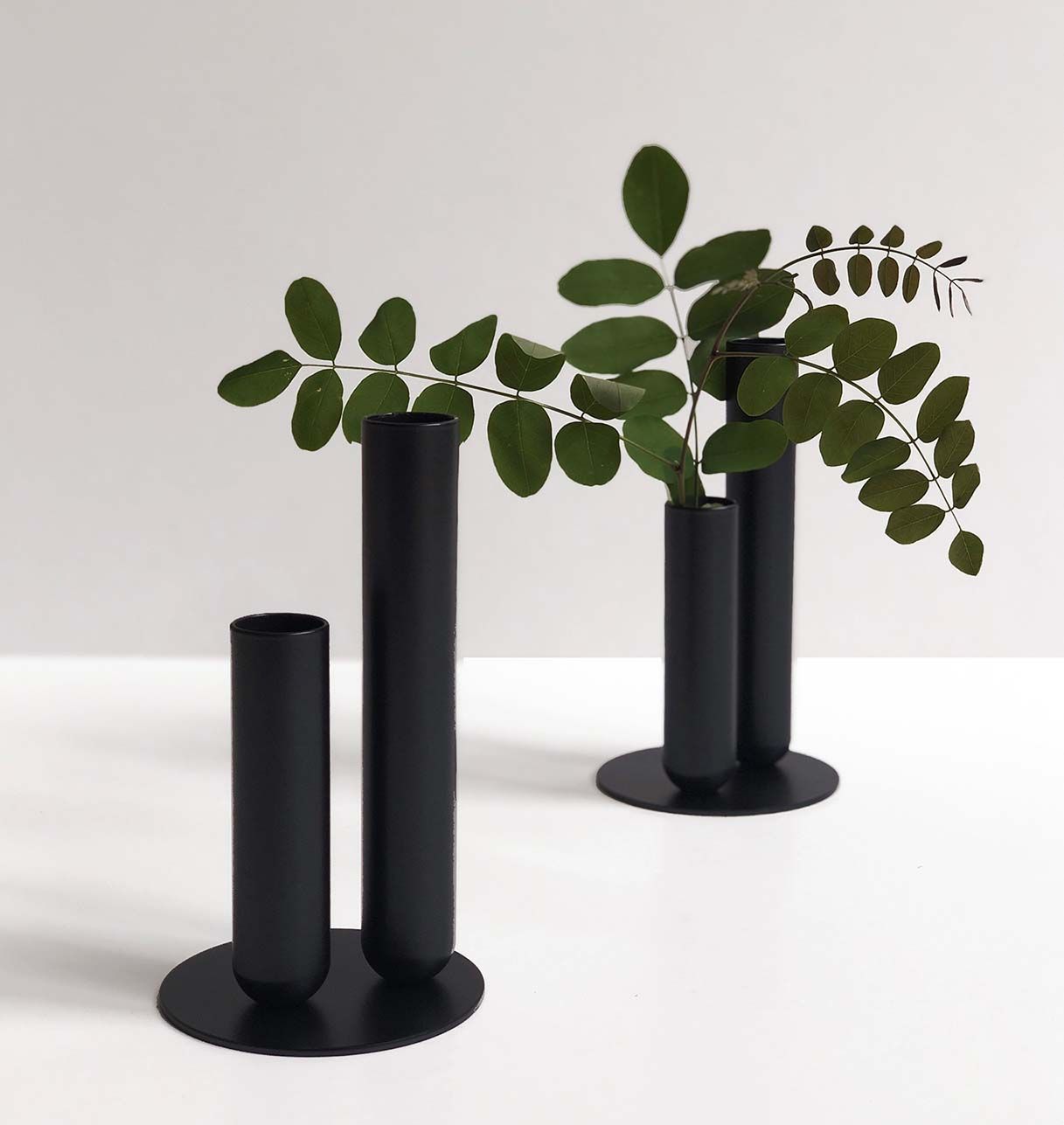 Pareja de "Soliflores" en Latón o Metal Lacado