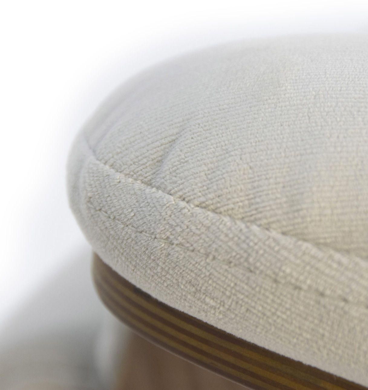 Sillón de tela o terciopelo y roble natural - Vega